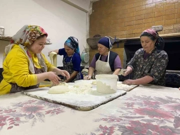 Köylü kadınlar depremzedeler için seferber oldu
