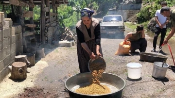 Köylülerin kışlık bulgur mesaisinde kazanlar kaynamaya başladı
