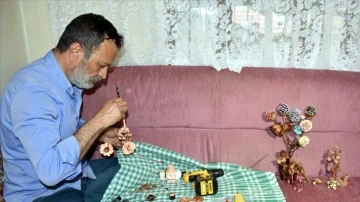 Kozalak ve meşe palamutlarını süs eşyasına dönüştürüyor