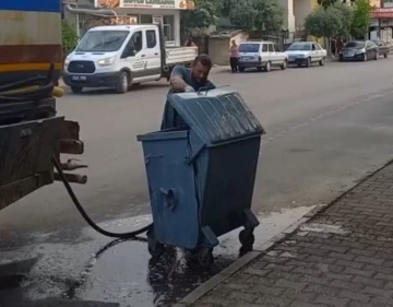 Kozan’da konteynerler bayram sonrası temizleniyor
