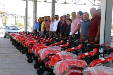 Kozan’da yüksek rakımlı bölgedeki üreticilere çapa motoru dağıtıldı
