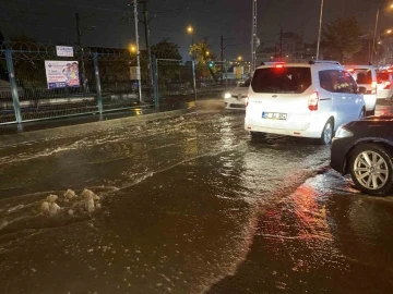 Küçükçekmece’de aniden bastıran yağış yolları göle çevirdi
