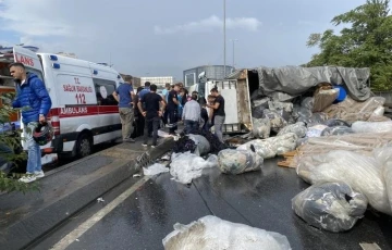 Küçükçekmece’de kumaş yüklü kamyon devrildi: 2 yaralı
