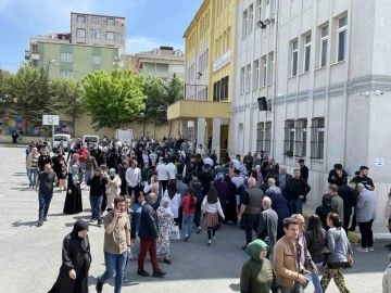 Küçükçekmece’de oy kullanan vatandaşlar okullarda yoğunluk oluşturdu
