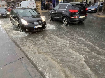 Küçükçekmece’de rögarlar taştı, yollar göle döndü
