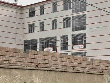 Kulp’ta inşaatı yeni biten okul orta hasarlı çıktı: Öğrenciler başka okula nakledildi
