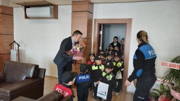 Kur’an Kursu miniklerinden polis amcalarına ziyaret
