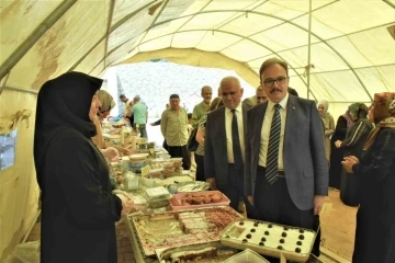 Kur’an Kursu yararına hayır çarşısı düzenlendi
