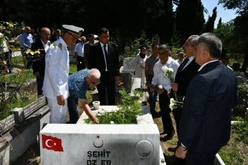 Kur’an okundu, karanfil bırakıldı
