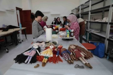 Kursiyerler depremzede çocuklar için bez bebek yapıyor
