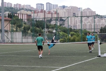 Kurtuluş Kupası Ayak Tenisi Turnuvası kıran kırana geçti
