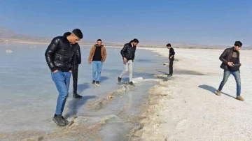 ‘Kuş Cenneti’ Arin Gölü dondu
