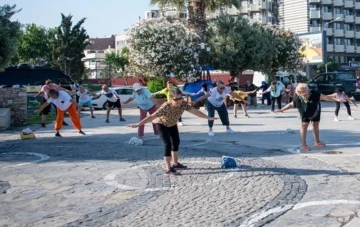 Kuşadalılar sabah sporu ile güne zinde başlıyor
