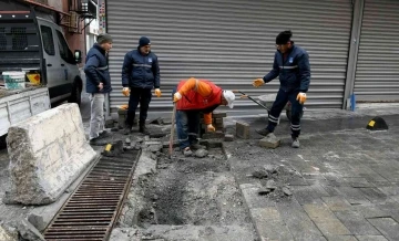 Kuşadası’nda sağanak yağmur ve fırtına etkili oldu