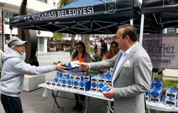 Kuşadası Belediyesi’nden kandil simidi ikramı
