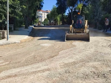 Kuşadası Belediyesi, yolları yeniliyor
