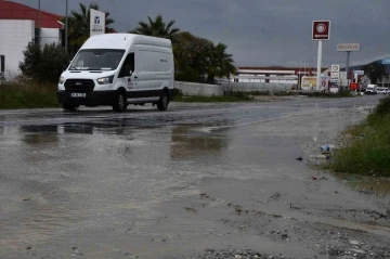 Kuşadası’nda her yağışta aynı manzara, Karayolları sorumluluğundaki yollar dakikalar içinde göle döndü
