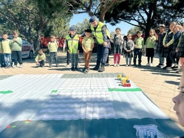 Kuşadası’nda ilkokul öğrencileri “trafik dedektifi” oldu
