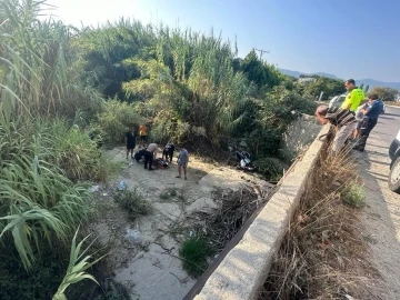 Kuşadası’nda motosiklet dere yatağına uçtu: 2 ağır yaralı
