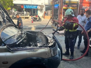 Kuşadası’nda park halindeki cip alev aldı
