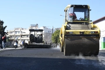 Kuşadası’nda sıcak asfalt çalışmaları Camiatik Mahallesi ile sürüyor