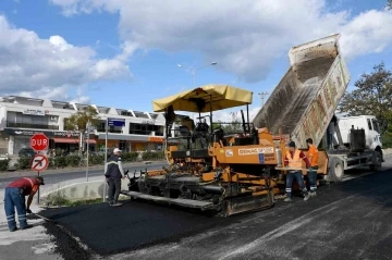 Kuşadası’nda sıcak asfalt seferberliği sürüyor
