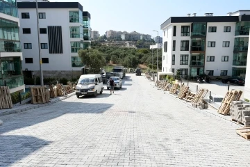 Kuşadası’nda yol çalışmaları deva ediyor
