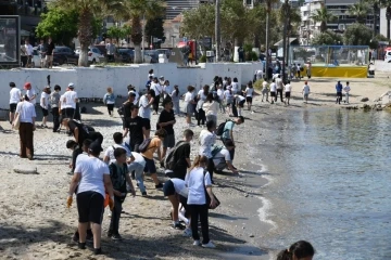 Kuşadası sahil bandında temizlik çalışması yapıldı
