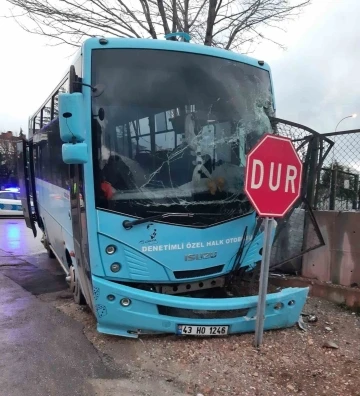 Kütahya’da halk otobüsü ile otomobil çarpıştı: 1 yaralı
