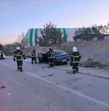 Kütahya’da otomobil yol kenarındaki ağaca çarptı: 1 yaralı
