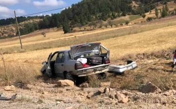 Kütahya Emet’te otomobil tarlaya uçtu: 3 yaralı
