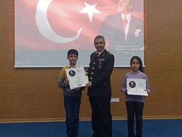 Kütahya İl Jandarma Komutanı Kırbaç’tan, resim yarışması il birincisi öğrenciye ödül

