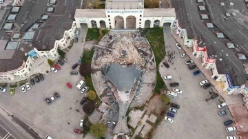 Kütahya Kervansarayı ile Çiniciler Çarşısının önünü kapatan balık restoran yıkıldı
