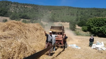 Kütahyalı çiftçiler patoz makinelerinden vazgeçemiyor
