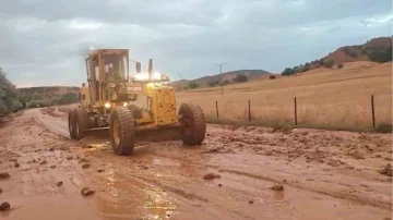 Kuvvetli yağış sele neden oldu, köy yollarında tahribat oluştu
