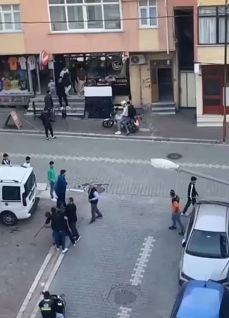 Kuzenler arasında döner bıçaklı kavga çıktı;  o anlar kamerada
