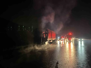 Kuzey Marmara Otoyolu’nda asit yüklü tır alev alev yandı
