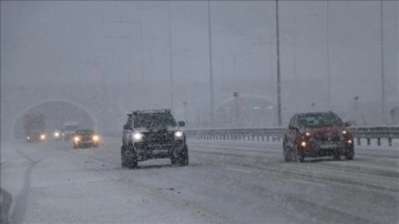 Kuzey Marmara Otoyolu'nun Kocaeli kesiminde kar yağışı etkili oluyor