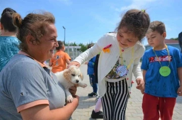 Lapseki’de Anaokulu öğrencileri hayvan barınağını gezdi
