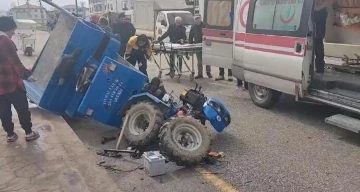 Lastiği kopan tarım aracı devrildi, sürücüsü yaralandı
