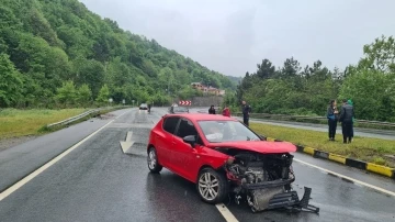 Lastiği patlayan otomobil bariyerlere çarptı
