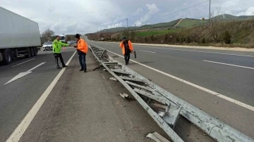 Lastiği patlayan tır bariyerlere daldı
