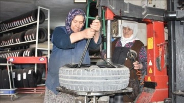 Lastik tamircisi Vesile Nine çırağı olan gelinine işi devretti