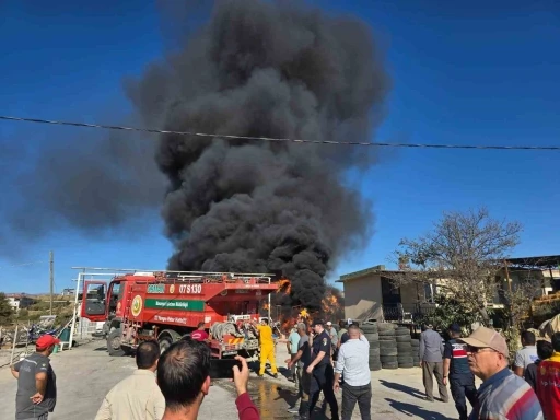 Lastikçide başlayan yangın 3 bin balya samanı küle çevirdi
