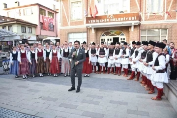 Letonyalı ve Makedon dansçılar Yenişehir’de sahne aldı