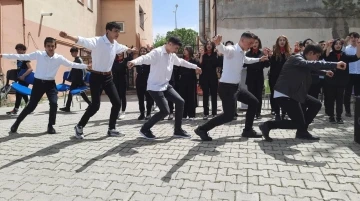 Liseli gençler bahar şenliğinde doyasıya eğlendi
