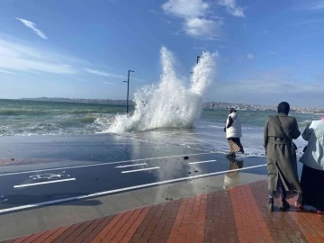 Lodos nedeniyle metrelerce yükselen dalgalarla fotoğraf çekinmek için ıslanmayı göze aldılar
