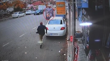 Lodosta sürüklenen standı koşup yakaladı; o anlar kamerada