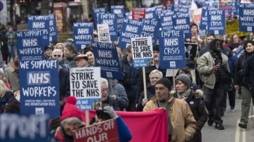 Londra'da greve giden sağlık çalışanlarına destek yürüyüşü düzenlendi