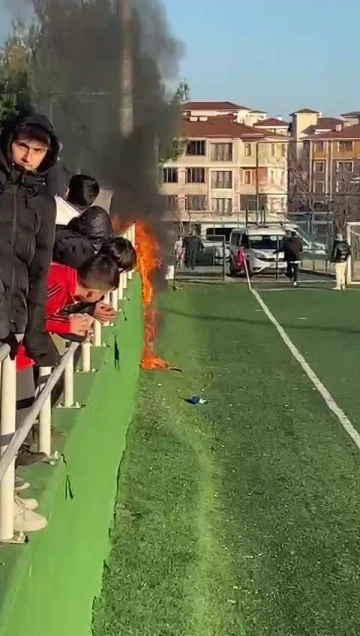 Maç sırasında stadyum kenarında çıkan yangın söndürüldü
